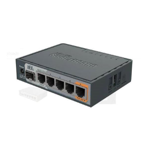 hEX S es un enrutador Gigabit Ethernet de cinco puertos para ubicaciones donde no se requiere conectividad inalámbrica. En comparación con el hEX, el hEX S también cuenta con un puerto SFP y una salida PoE en el último puerto.
